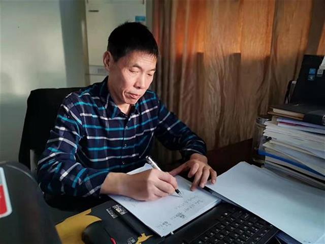 “冰雕”精神激励他28年笔耕不辍讴“金盾”