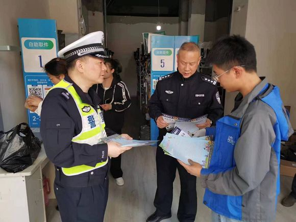 交警大队“下沉社区”送“安全”