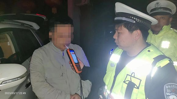 长岭中队查处一名慌不择路撞上花坛酒驾男