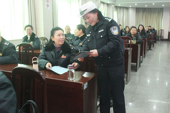 交警大队给200多名税务人送安全、“敲警钟”