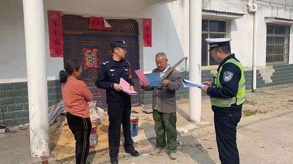 交警大队开展“敲门”行动，确保清明节期间道路交通安全
