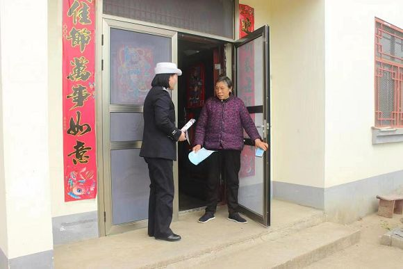 交警大队开展“敲门”行动，确保清明节期间道路交通安全