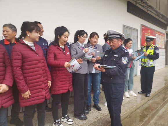 交警大队为广水电信分公司创建“零酒驾”先进单位揭牌送“安全”