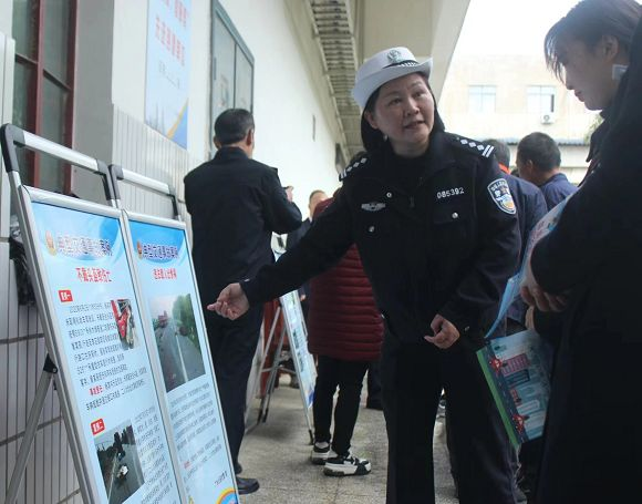 交警大队为广水电信分公司创建“零酒驾”先进单位揭牌送“安全”