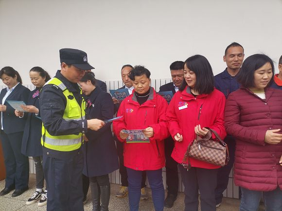 交警大队为广水电信分公司创建“零酒驾”先进单位揭牌送“安全”