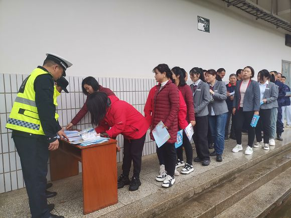 交警大队为广水电信分公司创建“零酒驾”先进单位揭牌送“安全”