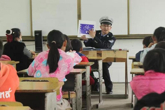 广水交警进村入校守护“一老一小”平安