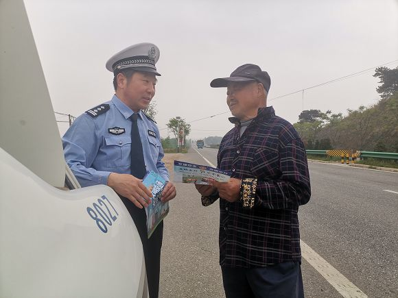 广水交警深入事故多发路段沿线村组开展交通安全宣传