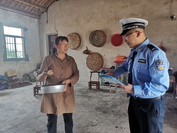 广水交警深入事故多发路段沿线村组开展交通安全宣传