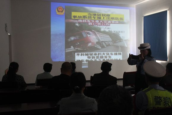 广水交警深入事故多发路段沿线村组开展交通安全宣传