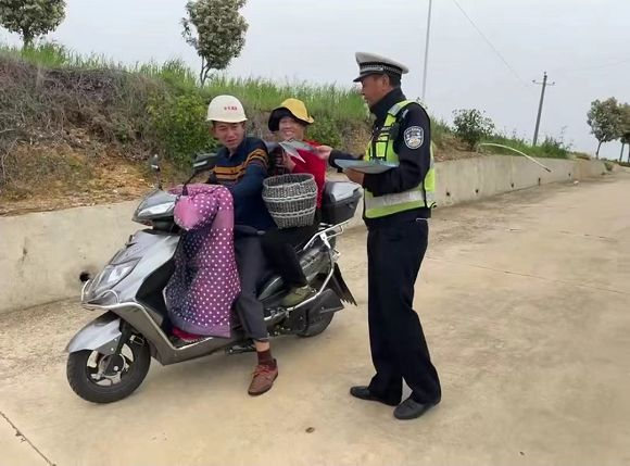 采茶旺季！广水交警进茶园面对面为茶农讲安全