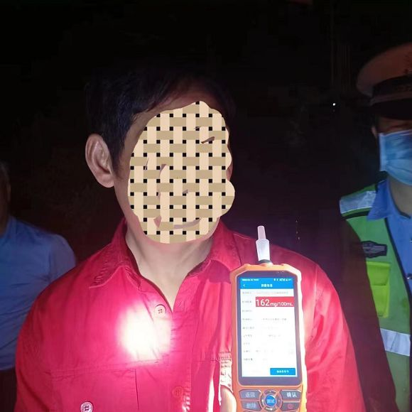 醉汉驾车遇交警，慌不择路致车熄火被查