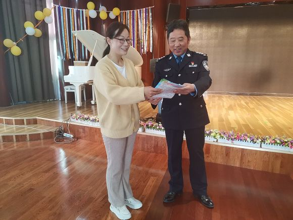 广水交警走进华师广水附属幼儿园送安全