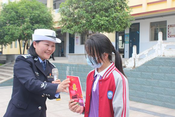 广水交警为郝店中心小学千名学生讲安全