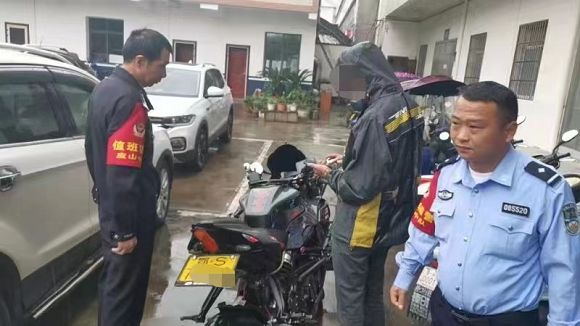 广水交警查处“炸街”扰民违法行为人