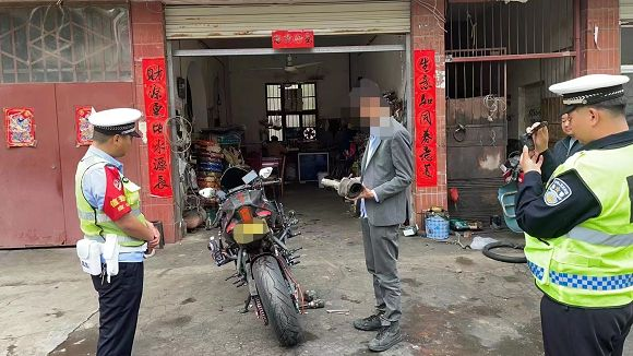 广水交警查处“炸街”扰民违法行为人