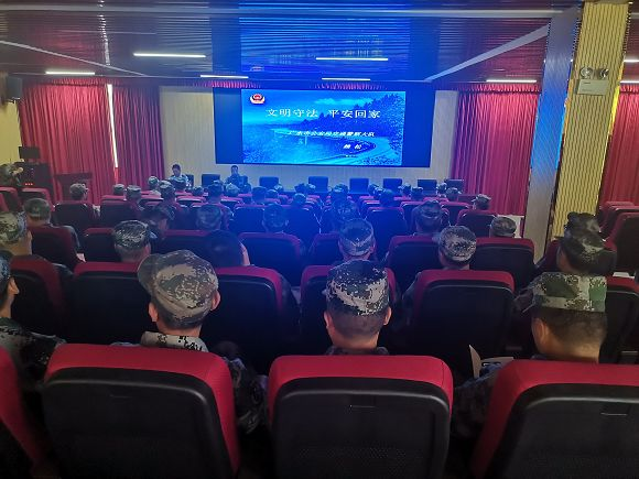 广水交警走进民兵训练基地，开展交通安全宣传活动