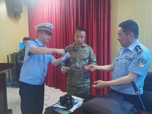 广水交警走进民兵训练基地，开展交通安全宣传活动