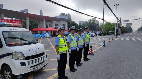 不惧“烤”验！广水交警为中考“追梦人”平安护航