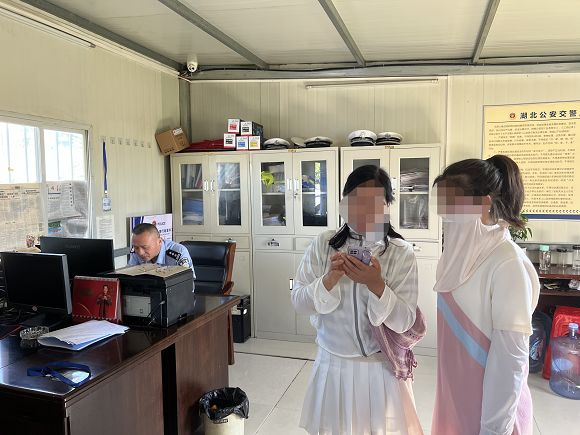 广水交警柔性执法，对驾乘摩托车不戴头盔者“扫码”学习