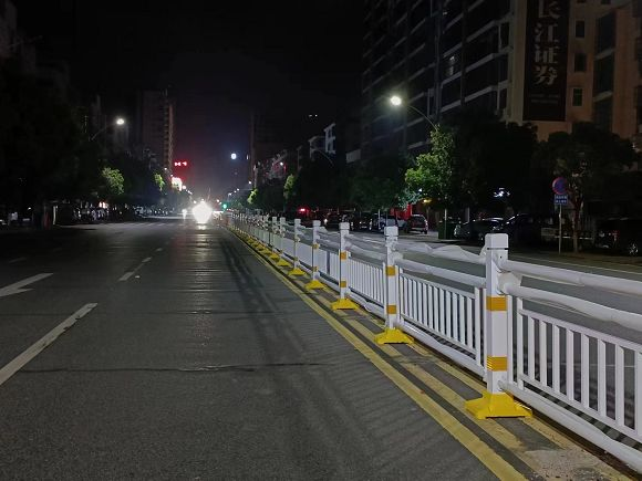 广水：优化城市交通环境，加大城区中心隔离护栏安装