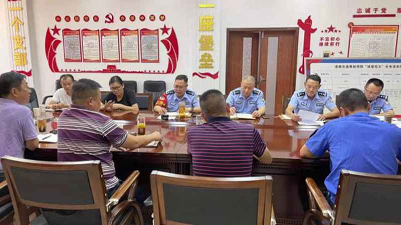 广水交警联合城管部门约谈八家环卫单位狠抓环卫车辆安全管理