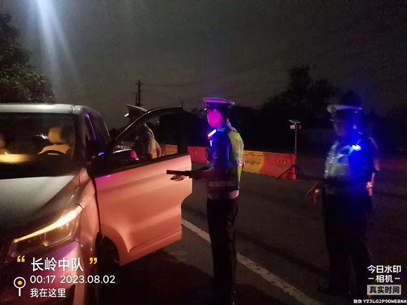 男子无证驾车被“预警”，交警一查竟是一名网上逃犯