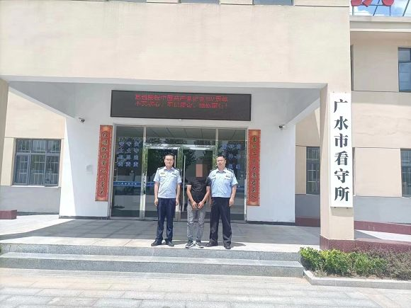 男子无证驾车被“预警”，交警一查竟是一名网上逃犯