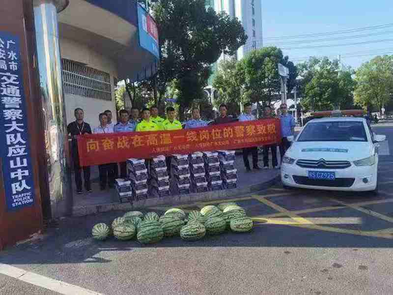 交警炎炎烈日护平安,爱心企业和人士送“清凉”