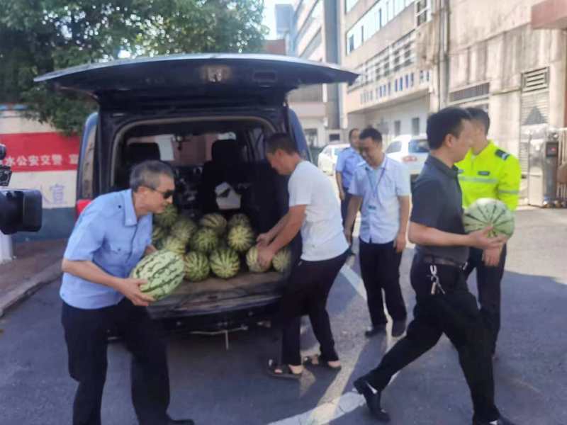 交警炎炎烈日护平安,爱心企业和人士送“清凉”