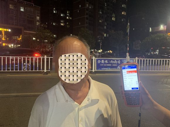 升学宴上把酒言欢，老汉醉酒驾车被查反谢交警