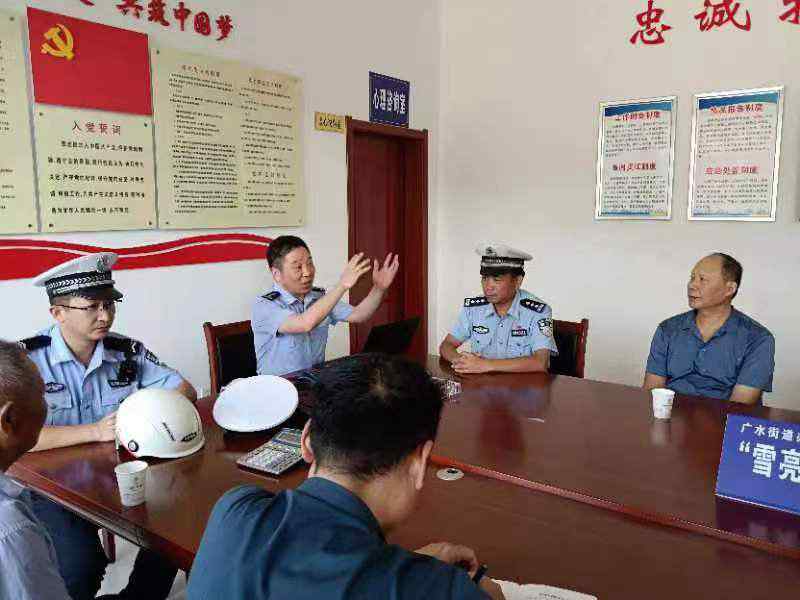 “行走的课堂”受欢迎 湖北广水交警给社区居民现场演讲“头”等大事