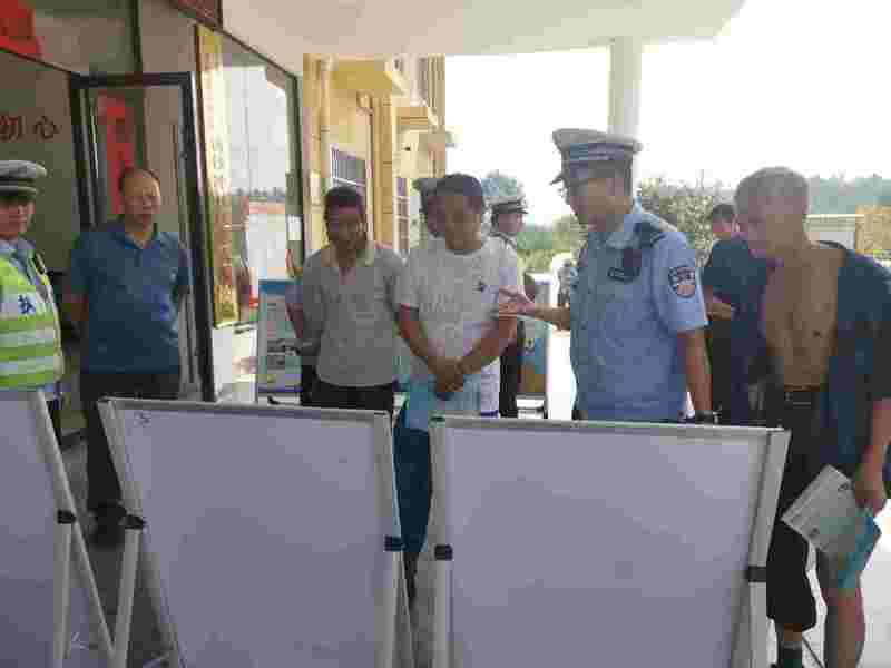 “行走的课堂”受欢迎 湖北广水交警给社区居民现场演讲“头”等大事
