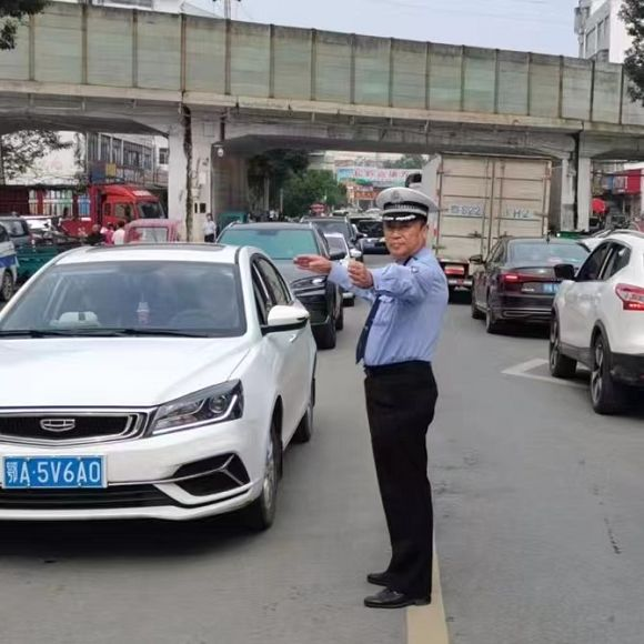 “双节”我在岗，广水交警用心守护路畅人安