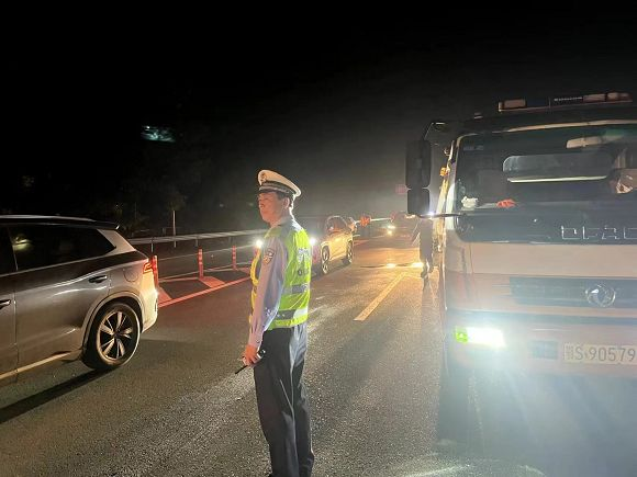 “双节”我在岗，广水交警用心守护路畅人安