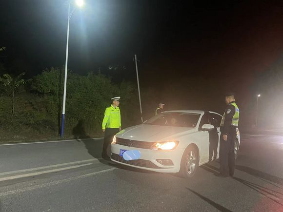“双节”我在岗，广水交警用心守护路畅人安