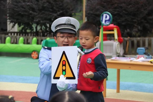 交通安全从娃娃抓起，广水交警与华师广水附属幼儿园幼儿一路“童”行！