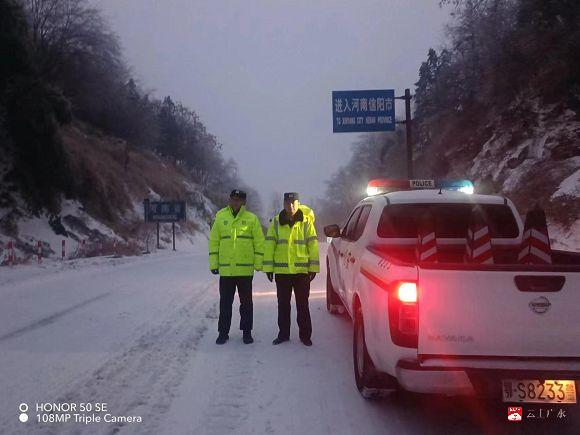 【战冰雪 保安全 保畅通】广水交警浴“雪”奋战，保障道路安全畅通