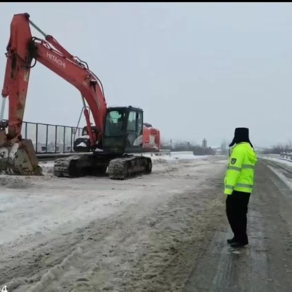 广水交警鏖战冰雪护平安，守好湖北北大门